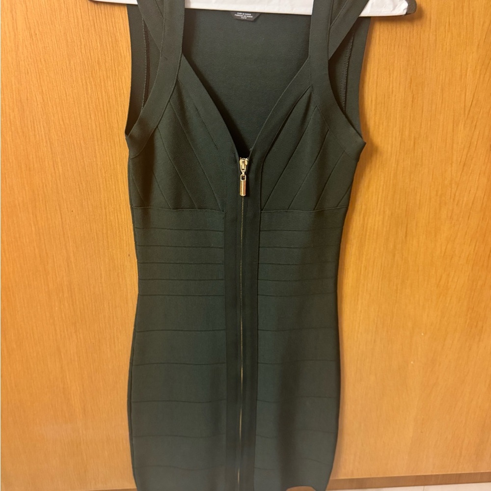 Bebé dress. Fits very well similar to the dress posted on body. Dark green!